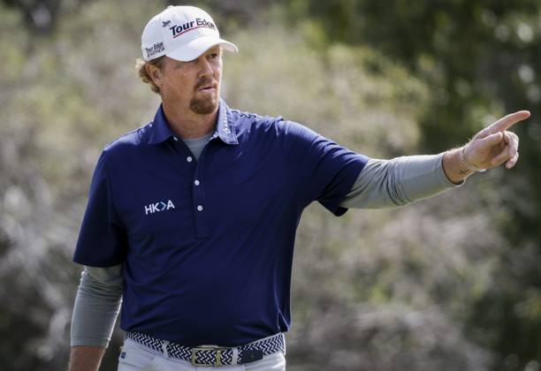 August 19, 2023, Calgary, AB, CANADA: Tim Petrovic, of the United States, waves to the gallery after birding the first hole during round two of the PGA, Golf Herren Tour Champions Shaw Charity Classic golf event in Calgary, Alta., Saturday, Aug. 19, 2023. Tim Petrovic - ZUMAc35_ 20230819_zaf_c35_001 Copyright: xJeffxMcintoshx