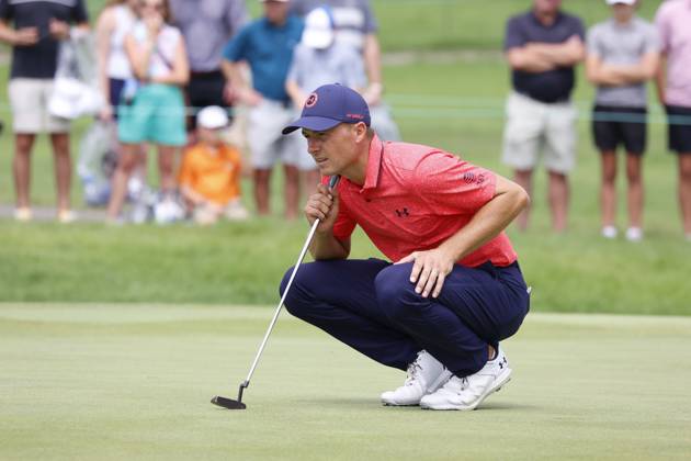 OLYMPIA FIELDS, IL - AUGUST 19: PGA, Golf Herren golfer Jordan Spieth lines up a putt on the 8th hole during the third round of the BMW Championship Fed Ex Cup Playoffs on August 19th, 2023, at Olympia Fields Country Club in Olympia Fields, Illinois. (Photo by Brian Spurlock Icon Sportswire) GOLF: AUG 19 PGA - BMW Championship EDITORIAL USE ONLY Icon230819005