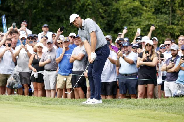 OLYMPIA FIELDS, IL - AUGUST 19: PGA, Golf Herren golfer Scottie Scheffler chips on the first hole during the third round of the BMW Championship Fed Ex Cup Playoffs on August 19th, 2023, at Olympia Fields Country Club in Olympia Fields, Illinois. (Photo by Brian Spurlock Icon Sportswire) GOLF: AUG 19 PGA - BMW Championship EDITORIAL USE ONLY Icon230819011