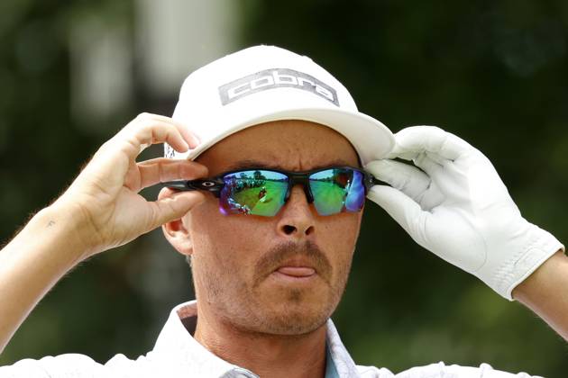 OLYMPIA FIELDS, IL - AUGUST 19: PGA, Golf Herren golfer Rickie Fowler adjusts his sunglasses on the 2nd tee during the third round of the BMW Championship Fed Ex Cup Playoffs on August 19th, 2023, at Olympia Fields Country Club in Olympia Fields, Illinois. (Photo by Brian Spurlock Icon Sportswire) GOLF: AUG 19 PGA - BMW Championship EDITORIAL USE ONLY Icon230819013