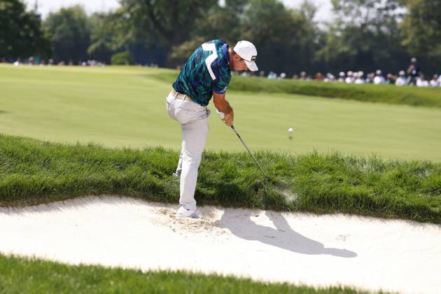 OLYMPIA FIELDS, IL - AUGUST 20: PGA, Golf Herren golfer Viktor Hovland hits out of the rough on the 7th hole during the final round of the BMW Championship Fed Ex Cup Playoffs on August 20th, 2023, at Olympia Fields Country Club in Olympia Fields, Illinois. (Photo by Brian Spurlock Icon Sportswire) GOLF: AUG 20 PGA - BMW Championship EDITORIAL USE ONLY Icon230820026