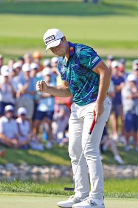OLYMPIA FIELDS, IL - AUGUST 20: PGA, Golf Herren golfer Viktor Hovland reacts to making a birdie putt on the 18th hole to win the BMW Championship Fed Ex Cup Playoffs on August 20th, 2023, at Olympia Fields Country Club in Olympia Fields, Illinois. (Photo by Brian Spurlock Icon Sportswire) GOLF: AUG 20 PGA - BMW Championship EDITORIAL USE ONLY Icon230820039