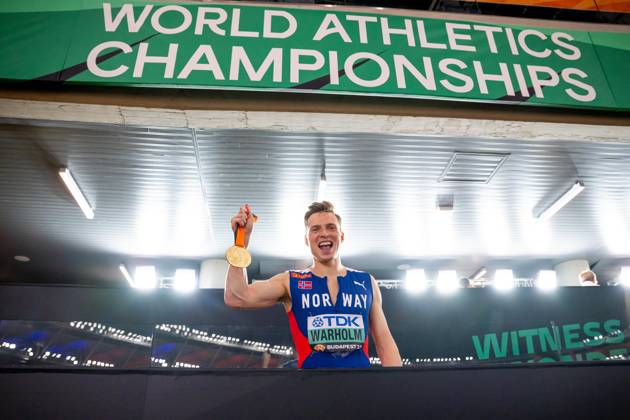230823 Karsten Warholm of Norway celebrates with his gold medal after winning men s 400 meter hurdles final during day 5 of the 2023 World Athletics Championships on August 23, 2023 in Budapest Photo Vegard Grott BILDBYRAN kod VG JM0521 bbeng friidrott athletics friidrett 2023 world athletics championships world athletics championships budapest23 friidrotts vm friidretts vm vm norge norway jubel  Copyright: VEGARDxGRoTT BB230823VG177