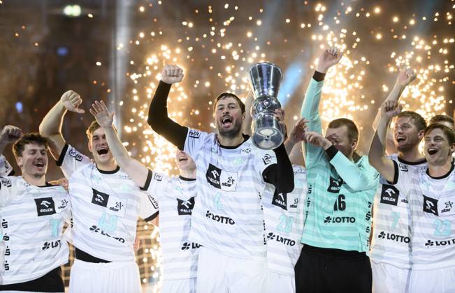 Award ceremony Domagoj DUVNJAK KI with the cup, f l Elias ELLEFSEN A SKIPAGOTU, Karl WALLINIUS KI , Domagoj DUVNJAK KI , goalkeeper Tomas MRKVA KI , Jacobsen Magnus LANDIN KI , Rune DAHMKE KI , Handball Super Cup 2023, THW Kiel KI Rhein Neckar Loewen RNL , on 23 08 2023 in Duesseldorf Germany Â