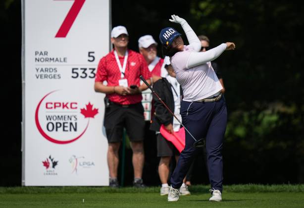 August 24, 2023, VANCOUVER, BC, CANADA: Angel Yin, of the U.S., drops her driver as she hits her tee shot on the seventh hole during the first round at the LPGA, Golf Damen CPKC Canadian Women s Open golf tournament, in Vancouver, on Thursday, August 24, 2023. Canada News - August 24, 2023 - ZUMAc35_ 20230824_zaf_c35_068 Copyright: xDarrylxDyckx