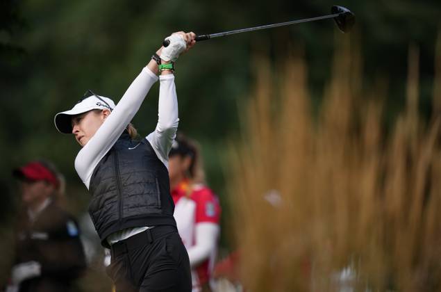 August 25, 2023, VANCOUVER, BC, CANADA: Nelly Korda, of the U.S. watches her tee shot on the 18th hole during the second round at the LPGA, Golf Damen CPKC Canadian Women s Open golf tournament, in Vancouver, on Friday, August 25, 2023. Canada News - August 25, 2023 - ZUMAc35_ 20230825_zaf_c35_076 Copyright: xDarrylxDyckx