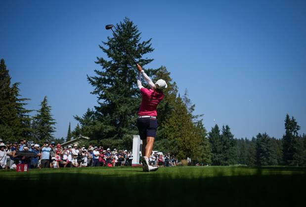August 26, 2023, VANCOUVER, BC, CANADA: Alena Sharp, of Canada, hits her tee shot on the first hole during the third round at the LPGA, Golf Damen CPKC Canadian Women s Open golf tournament, in Vancouver, on Saturday, August 26, 2023. Canada News - August 26, 2023 - ZUMAc35_ 20230826_zaf_c35_011 Copyright: xDarrylxDyckx