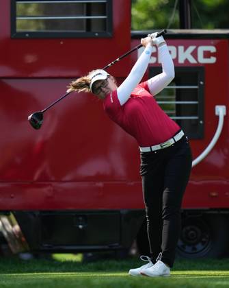 August 27, 2023, VANCOUVER, BC, CANADA: Brooke Henderson, of Canada, watches her tee shot on the first hole during the final round at the LPGA, Golf Damen CPKC Canadian Women s Open golf tournament, in Vancouver, B.C., Sunday, Aug. 27, 2023. Canada News - August 27, 2023 - ZUMAc35_ 20230827_zaf_c35_010 Copyright: xDarrylxDyckx