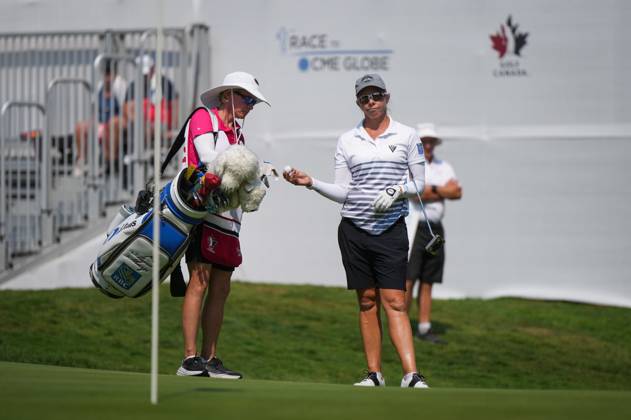 August 27, 2023, VANCOUVER, BC, CANADA: Alena Sharp, right, of Canada, hands her ball to her wife and caddie Sarah Bowman while waiting to putt on the 18th hole during the final round at the LPGA, Golf Damen CPKC Canadian Women s Open golf tournament, in Vancouver, B.C., Sunday, Aug. 27, 2023. Canada News - August 27, 2023 - ZUMAc35_ 20230827_zaf_c35_044 Copyright: xDarrylxDyckx