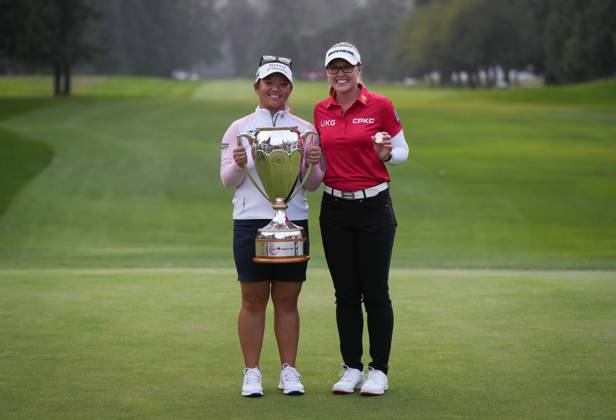 August 27, 2023, VANCOUVER, BC, CANADA: Megan Khang, of the U.S., holds the trophy after winning the LPGA, Golf Damen CPKC Canadian Women s Open golf tournament on the first playoff hole, while posing for a photograph with top Canadian Brooke Henderson, in Vancouver, on Sunday, August 27, 2023. Canada News - August 27, 2023 - ZUMAc35_ 20230827_zaf_c35_157 Copyright: xDarrylxDyckx