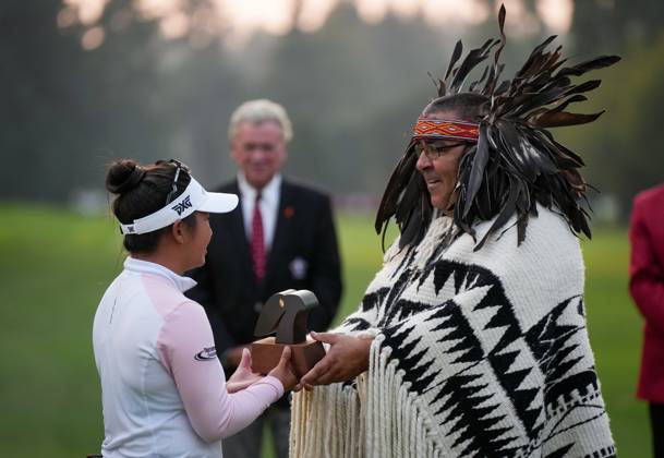 August 27, 2023, VANCOUVER, BC, CANADA: Megan Khang, left, of the U.S., receives a carving from Musqueam Indian band Chief Wayne Sparrow after winning the LPGA, Golf Damen CPKC Canadian Women s Open golf tournament on the first playoff hole, in Vancouver, on Sunday, August 27, 2023. Canada News - August 27, 2023 - ZUMAc35_ 20230827_zaf_c35_172 Copyright: xDarrylxDyckx