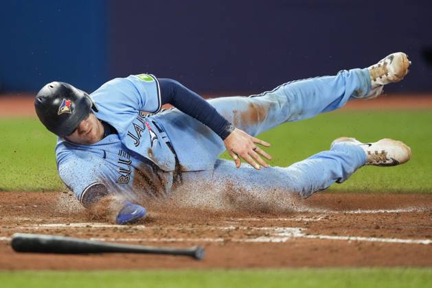 August 28, 2023, TORONTO, ON, CANADA: Toronto Blue Jays catcher Danny Jansen (9) scores on a single by teammate center fielder Kevin Kiermaier during fifth inning MLB, Baseball Herren, USA interleague baseball action against the Washington Nationals in Toronto on Monday, August 28, 2023. Canada News - August 28, 2023 - ZUMAc35_ 20230828_zaf_c35_061 Copyright: xAndrewxLahodynskyjx