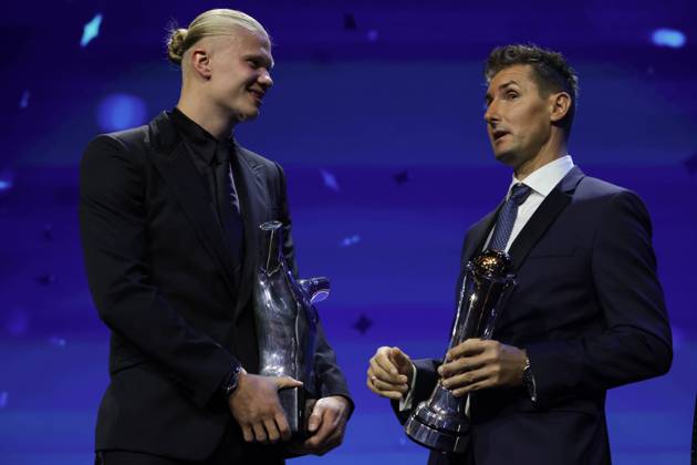 Bilder des Jahres 2023, Sport 08 August Monte Carlo, Monaco, 31st August 2023. UEFA Mens Player of the Year Erling Brut Haaland of Manchester City and Norway and UEFA President s Award Winner Miroslav Klose discuss with their awards following the UEFA European Club Football Season Kick Off - Monaco. Picture date: 31st August 2023. Picture credit should read: Jonathan Moscrop Sportimage EDITORIAL USE ONLY. No use with unauthorised audio, video, data, fixture lists, club league logos or live services. Online in-match use limited to 120 images, no video emulation. No use in betting, games or single club league player publications. SPI-2544-0119