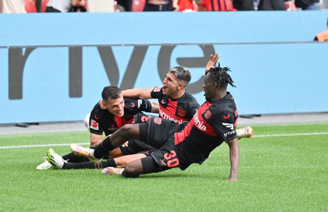 Cheer 2 1, v li , Granit Xhaka Bayer 04 Leverkusen , Exequiel Palacios Bayer 04 Leverkusen , Jeremie Frimpong Bayer 04 Leverkusen 02 09 2023, Football GER, Season 2023 2024, 1 Bundesliga, Matchday 3, Bayer 04 Leverkusen SV Darmstadt 98 Leverkusen BayArena Nordrhein Westfalen Germany. Team2