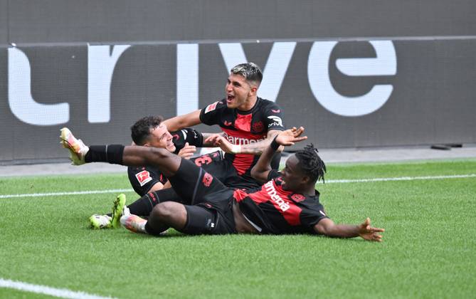 Cheer 2 1, v li , Granit Xhaka Bayer 04 Leverkusen , Exequiel Palacios Bayer 04 Leverkusen , Jeremie Frimpong Bayer 04 Leverkusen 02 09 2023, Football GER, Season 2023 2024, 1 Bundesliga, Matchday 3, Bayer 04 Leverkusen SV Darmstadt 98 Leverkusen BayArena Nordrhein Westfalen Germany. Team2