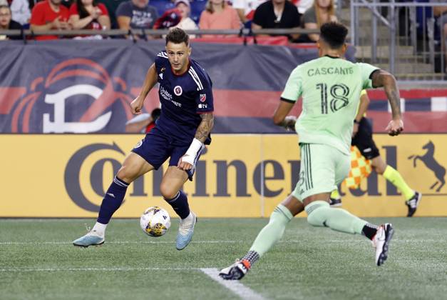 FOXBOROUGH, MA - SEPTEMBER 02: New England Revolution forward Giacomo Vrioni (9) takes a peek at goal watched by Austin FC center back Julio Cascante (18) during a match between the New England Revolution and Austin FC on September 2, 2023, at Gillette Stadium in Foxborough, Massachusetts. (Photo by Fred Kfoury III Icon Sportswire) SOCCER: SEP 02 MLS, Fussball Herren, USA - New England Revolution vs Austin FC EDITORIAL USE ONLY Icon482230902010
