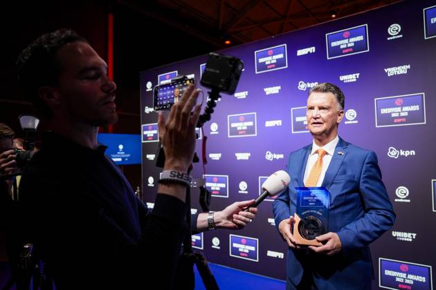 UTRECHT, 04-09-2023, De Fabrique . Eredivisie Awards 2023 , season 2022 - 2023 . Louis van Gaal with his Eredivisie Oeuvre Award during interview with NOS Eredivisie Awards 2023 x22221797x Copyright: