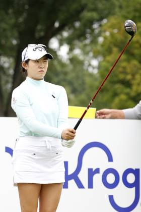 CINCINNATI, OH - SEPTEMBER 08: LPGA, Golf Damen golfer Rose Zhang plays her tee shot on the 6th hole during the second round of the Kroger Queen City Championship at the Kenwood Country Club in Cincinnati, Ohio. (Photo by Brian Spurlock Icon Sportswire) GOLF: SEP 08 LPGA Kroger Queen City Championship EDITORIAL USE ONLY Icon230908027