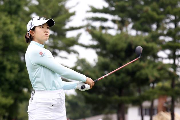 CINCINNATI, OH - SEPTEMBER 08: LPGA, Golf Damen golfer Rose Zhang plays her tee shot on the 6th hole during the second round of the Kroger Queen City Championship at the Kenwood Country Club in Cincinnati, Ohio. (Photo by Brian Spurlock Icon Sportswire) GOLF: SEP 08 LPGA Kroger Queen City Championship EDITORIAL USE ONLY Icon230908030