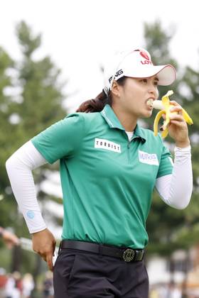 CINCINNATI, OH - SEPTEMBER 08: LPGA, Golf Damen golfer Hye-Jin Choi eats a banana on the 6th hole during the second round of the Kroger Queen City Championship at the Kenwood Country Club in Cincinnati, Ohio. (Photo by Brian Spurlock Icon Sportswire) GOLF: SEP 08 LPGA Kroger Queen City Championship EDITORIAL USE ONLY Icon230908032