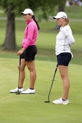 CINCINNATI, OH - SEPTEMBER 08: LPGA, Golf Damen golfer Allisen Corpuz on left and Jennifer Kupcho on the right watch on the 8th hole during the second round of the Kroger Queen City Championship at the Kenwood Country Club in Cincinnati, Ohio. (Photo by Brian Spurlock Icon Sportswire) GOLF: SEP 08 LPGA Kroger Queen City Championship EDITORIAL USE ONLY Icon230908041