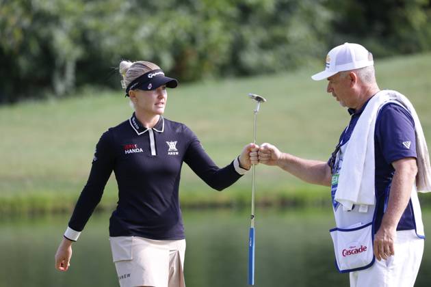 CINCINNATI, OH - SEPTEMBER 08: LPGA, Golf Damen golfer Charley Hull gets a fist bump from her caddie after making a birdie putt on the 12th hole during the second round of the Kroger Queen City Championship at the Kenwood Country Club in Cincinnati, Ohio. (Photo by Brian Spurlock Icon Sportswire) GOLF: SEP 08 LPGA Kroger Queen City Championship EDITORIAL USE ONLY Icon230908046