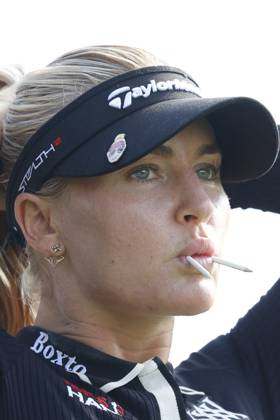 CINCINNATI, OH - SEPTEMBER 08: LPGA, Golf Damen golfer Charley Hull fixes her hair while on the 13th tee during the second round of the Kroger Queen City Championship at the Kenwood Country Club in Cincinnati, Ohio. (Photo by Brian Spurlock Icon Sportswire) GOLF: SEP 08 LPGA Kroger Queen City Championship EDITORIAL USE ONLY Icon230908047