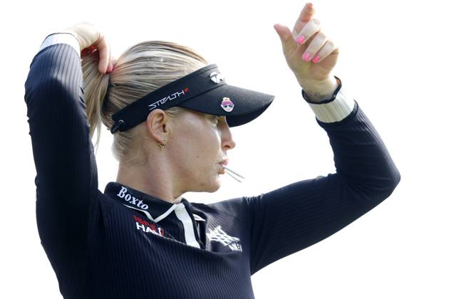 CINCINNATI, OH - SEPTEMBER 08: LPGA, Golf Damen golfer Charley Hull fixes her hair while on the 13th tee during the second round of the Kroger Queen City Championship at the Kenwood Country Club in Cincinnati, Ohio. (Photo by Brian Spurlock Icon Sportswire) GOLF: SEP 08 LPGA Kroger Queen City Championship EDITORIAL USE ONLY Icon230908048
