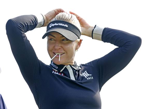 CINCINNATI, OH - SEPTEMBER 08: LPGA, Golf Damen golfer Charley Hull fixes her hair while on the 13th tee during the second round of the Kroger Queen City Championship at the Kenwood Country Club in Cincinnati, Ohio. (Photo by Brian Spurlock Icon Sportswire) GOLF: SEP 08 LPGA Kroger Queen City Championship EDITORIAL USE ONLY Icon230908051