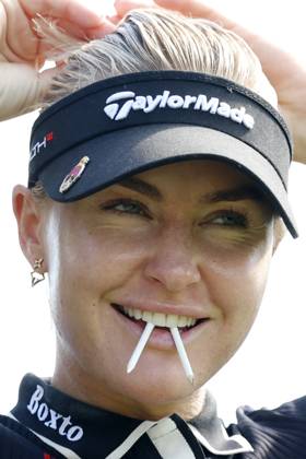 CINCINNATI, OH - SEPTEMBER 08: LPGA, Golf Damen golfer Charley Hull fixes her hair while on the 13th tee during the second round of the Kroger Queen City Championship at the Kenwood Country Club in Cincinnati, Ohio. (Photo by Brian Spurlock Icon Sportswire) GOLF: SEP 08 LPGA Kroger Queen City Championship EDITORIAL USE ONLY Icon230908052