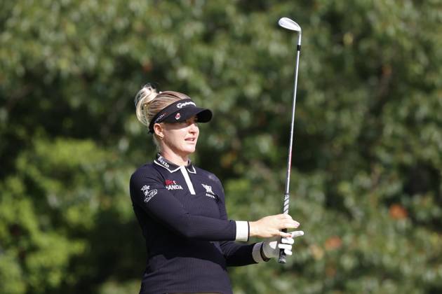 CINCINNATI, OH - SEPTEMBER 08: LPGA, Golf Damen golfer Charley Hull hits her tee shot on the 14th hole during the second round of the Kroger Queen City Championship at the Kenwood Country Club in Cincinnati, Ohio. (Photo by Brian Spurlock Icon Sportswire) GOLF: SEP 08 LPGA Kroger Queen City Championship EDITORIAL USE ONLY Icon230908054