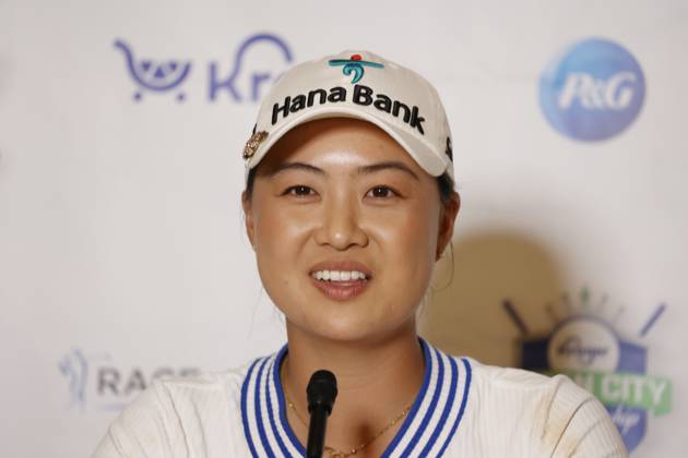 CINCINNATI, OH - SEPTEMBER 10: LPGA, Golf Damen player Minjee Lee speaks at a press conference, PK, Pressekonferenz after winning the Kroger Queen City Championship at the Kenwood Country Club in Cincinnati, Ohio. (Photo by Brian Spurlock Icon Sportswire) GOLF: SEP 10 LPGA Kroger Queen City Championship EDITORIAL USE ONLY Icon230910089