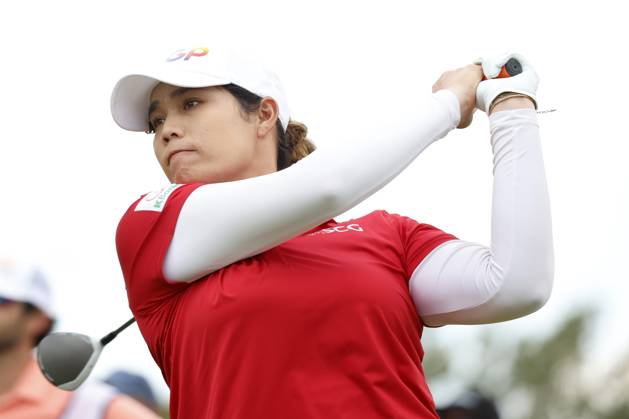 CINCINNATI, OH - SEPTEMBER 10: LPGA, Golf Damen player Ariya Jutanugarn plays her tee shot on the 18th hole during the final round of the Kroger Queen City Championship at the Kenwood Country Club in Cincinnati, Ohio. (Photo by Brian Spurlock Icon Sportswire) GOLF: SEP 10 LPGA Kroger Queen City Championship EDITORIAL USE ONLY Icon230910106