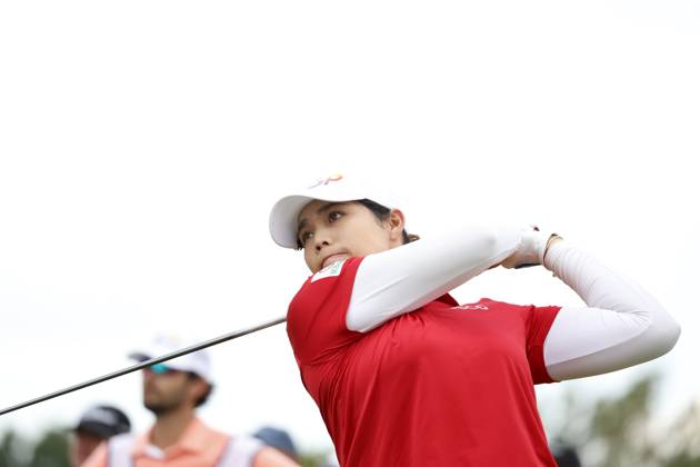 CINCINNATI, OH - SEPTEMBER 10: LPGA, Golf Damen player Ariya Jutanugarn plays her tee shot on the 18th hole during the final round of the Kroger Queen City Championship at the Kenwood Country Club in Cincinnati, Ohio. (Photo by Brian Spurlock Icon Sportswire) GOLF: SEP 10 LPGA Kroger Queen City Championship EDITORIAL USE ONLY Icon230910114