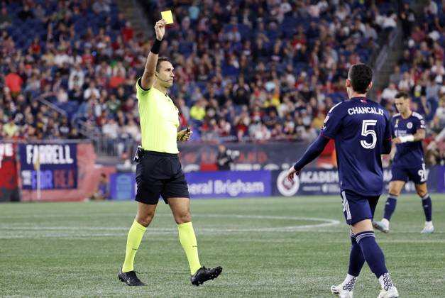 FOXBOROUGH, MA - SEPTEMBER 02: New England Revolution midfielder Tomas Chancalay (5) gets carded by referee Marcos de Oliveira during a match between the New England Revolution and Austin FC on September 2, 2023, at Gillette Stadium in Foxborough, Massachusetts. (Photo by Fred Kfoury III Icon Sportswire) SOCCER: SEP 02 MLS, Fussball Herren, USA - New England Revolution vs Austin FC EDITORIAL USE ONLY Icon482230902064