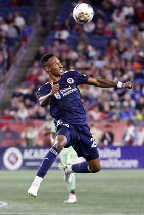 FOXBOROUGH, MA - SEPTEMBER 02: New England Revolution midfielder Mark-Anthony Kaye (28) rises for a header during a match between the New England Revolution and Austin FC on September 2, 2023, at Gillette Stadium in Foxborough, Massachusetts. (Photo by Fred Kfoury III Icon Sportswire) SOCCER: SEP 02 MLS, Fussball Herren, USA - New England Revolution vs Austin FC EDITORIAL USE ONLY Icon482230902076