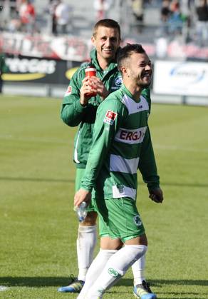22 10 2011 Football season 2011 2012 2 Bundesliga 12 Matchday FC Energie Cottbus FCE SpVgg Greuther Fürth Stephan Schröck 17, SpVgg Greuther Fürth and Milorad Pekovic 13, SpVgg Greuther Fürth happy