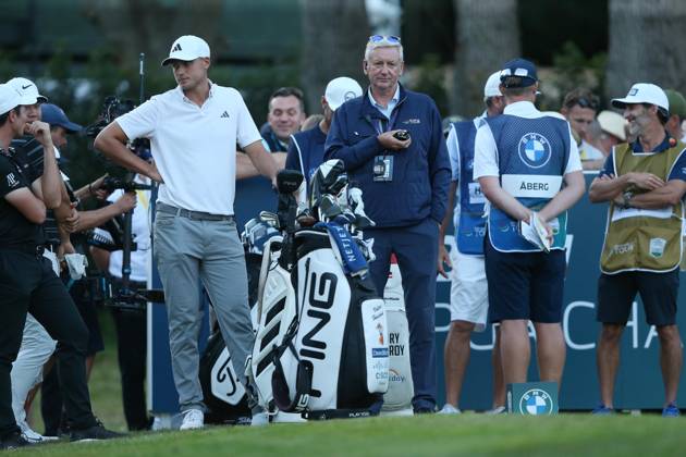 BMW PGA, Golf Herren Championship, Round 2, DP World Tour, European Tour, Wentworth Golf Club, Surrey, UK. - 15th September 2023. Ludvig Aberg of Sweden and Team Europe with match referee on the 18th tee box as the light fades. - BMW PGA Championship, Round 2, DP World Tour, European Tour, Wentworth Golf Club, Surrey, UK. - 15th September 2023. Surrey Wentworth Golf Course United Kingdom Copyright: xDanxWeirx CP_BMW_PGA_Championship_Round_2_67