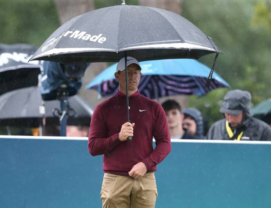 BMW PGA, Golf Herren Championship, Round 4, DP World Tour, European Tour, Wentworth Golf Club, Surrey, UK. - 17th September 2023. Rory McIlroy of Northern Ireland and Team Europe looks disappointed & dejected in the rain. - BMW PGA Championship, Round 4, DP World Tour, European Tour, Wentworth Golf Club, Surrey, UK. - 17th September 2023. Surrey Wentworth Golf Course United Kingdom Copyright: xDanxWeirx CP_BMW_PGA_Championship_Round_4_09