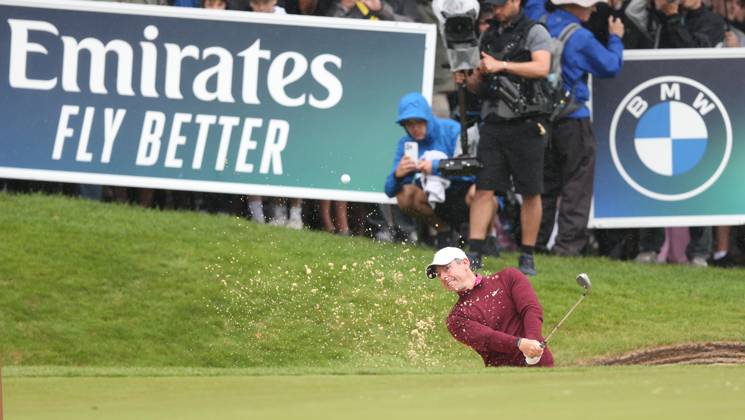 BMW PGA, Golf Herren Championship, Round 4, DP World Tour, European Tour, Wentworth Golf Club, Surrey, UK. - 17th September 2023. Rory McIlroy of Northern Ireland and Team Europe plays out of the bunker on the 18th hole. - BMW PGA Championship, Round 4, DP World Tour, European Tour, Wentworth Golf Club, Surrey, UK. - 17th September 2023. Surrey Wentworth Golf Course United Kingdom Copyright: xDanxWeirx CP_BMW_PGA_Championship_Round_4_23