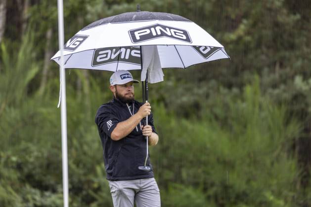 Golf - 2023 BMW PGA, Golf Herren Championship - Final Day - Wentworth - Sunday 17th September 2023 Rain stops play at Wentworth as leader Tyrell Hatton takes cover under his umbrella at Wentworth COLORSPORT DANIEL BEARHAM  csp_golf_db_17092023_