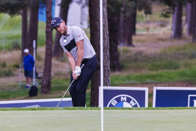 Golf - 2023 BMW PGA, Golf Herren Championship - Final Day - Wentworth - Sunday 17th September 2023 Danny Willett (ENG) chips in form the edge of the green as group 2 begin their round at Wentworth COLORSPORT DANIEL BEARHAM  csp_golf_db_17092023_
