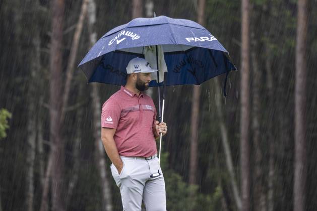 Golf - 2023 BMW PGA, Golf Herren Championship - Final Day - Wentworth - Sunday 17th September 2023 Rain stops play at Wentworth as Jon Rahm stands under his umbrella at Wentworth COLORSPORT DANIEL BEARHAM  csp_golf_db_17092023_