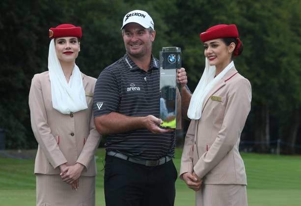 BMW PGA, Golf Herren Championship, Round 4, DP World Tour, European Tour, Wentworth Golf Club, Surrey, UK. - 17th September 2023. Ryan Fox of New Zealand Holds aloft The 2023 BMW PGA Championship Trophy after winning the tournament with a score of -18 Par. - BMW PGA Championship, Round 4, DP World Tour, European Tour, Wentworth Golf Club, Surrey, UK. - 17th September 2023. Surrey Wentworth Golf Course United Kingdom Copyright: xDanxWeirx CP_BMW_PGA_Championship_Round_4_64