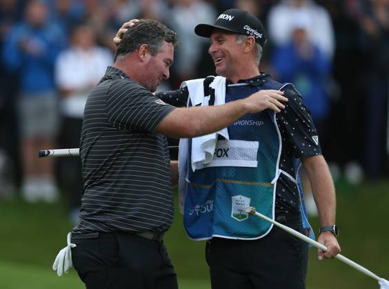 BMW PGA, Golf Herren Championship, Round 4, DP World Tour, European Tour, Wentworth Golf Club, Surrey, UK. - 17th September 2023. Ryan Fox of New Zealand celebrates with his caddy after winning The 2023 BMW PGA Championship with a score of -18 par. - BMW PGA Championship, Round 4, DP World Tour, European Tour, Wentworth Golf Club, Surrey, UK. - 17th September 2023. Surrey Wentworth Golf Course United Kingdom Copyright: xDanxWeirx CP_BMW_PGA_Championship_Round_4_85
