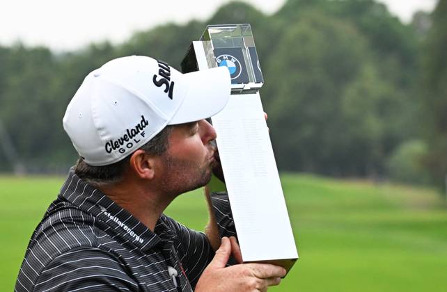 Mandatory Credit: Photo by Sandra Mailer Shutterstock (14094596h) Ryan Fox of New Zealand kisses the trophy at the BMW PGA, Golf Herren Championship 2023 at Wentworth BMW PGA Championship, Day 4, Golf, Wentworth Club, UK - 17 Sep 2023 BMW PGA Championship, Day 4, Golf, Wentworth Club, UK - 17 Sep 2023  Copyright: xSandraxMailer Shutterstockx 14094596h
