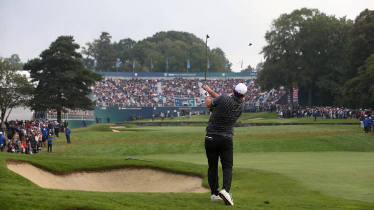 BMW PGA, Golf Herren Championship, Round 4, DP World Tour, European Tour, Wentworth Golf Club, Surrey, UK. - 17th September 2023. Ryan Fox of New Zealand plays a shot in to the 18th green on round 4 of The BMW PGA Championship 2023. - BMW PGA Championship, Round 4, DP World Tour, European Tour, Wentworth Golf Club, Surrey, UK. - 17th September 2023. Surrey Wentworth Golf Course United Kingdom Copyright: xDanxWeirx CP_BMW_PGA_Championship_Round_4_89