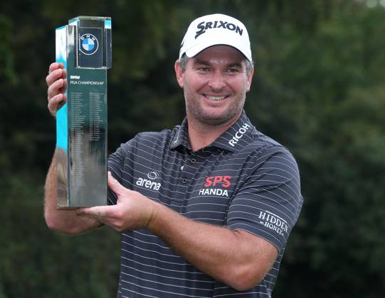 BMW PGA, Golf Herren Championship, Round 4, DP World Tour, European Tour, Wentworth Golf Club, Surrey, UK. - 17th September 2023. Ryan Fox of New Zealand Holds aloft The 2023 BMW PGA Championship Trophy after winning the tournament with a score of -18 Par. - BMW PGA Championship, Round 4, DP World Tour, European Tour, Wentworth Golf Club, Surrey, UK. - 17th September 2023. Surrey Wentworth Golf Course United Kingdom Copyright: xDanxWeirx CP_BMW_PGA_Championship_Round_4_123