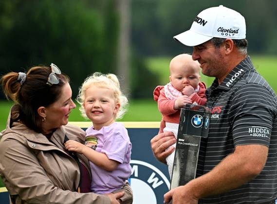Mandatory Credit: Photo by Sandra Mailer Shutterstock (14094596aa) Ryan Fox of New Zealand and family celebrate his win at the BMW PGA, Golf Herren Championship 2023 at Wentworth BMW PGA Championship, Day 4, Golf, Wentworth Club, UK - 17 Sep 2023 BMW PGA Championship, Day 4, Golf, Wentworth Club, UK - 17 Sep 2023  Copyright: xSandraxMailer Shutterstockx 14094596aa