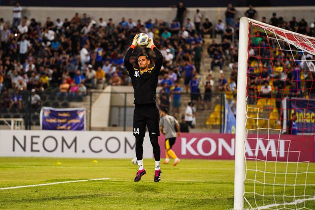 Iraq s Al-Quwa Al-Jawiya (Air Force)?? Iran s Sepahan - AFC Champions League in Erbil, Iraq - 18 Sep 2023 Sepahan s goalkeeper 44 Nima Mirzazad warm up during the first round of the AFC Champions League group stage matches between Iraq s Al-Quwa Al-Jawiya (Air Force) and Iran s Sepahan in Franso Hariri stadium in Erbil city, the capital of Iraq s northern autonomous Kurdistan region. Final score 2-2 Erbil Iraq Copyright: xIsmaelxAdnanx xSOPAxImagesx aÌ?Â?ÂIADNAN_01194